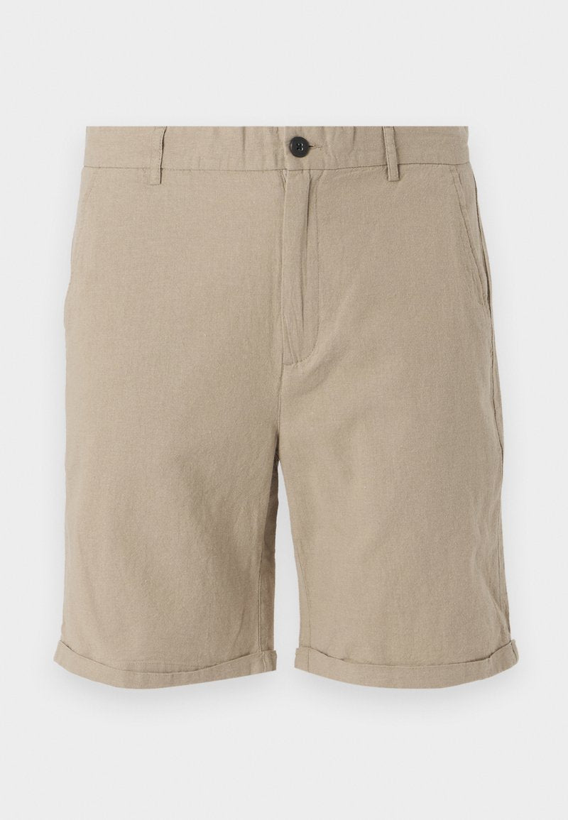Beige Leinen-Shorts mit Knopfverschluss, flacher Front, Seitentaschen und umgeschlagenen Säumen, die aus einem strukturierten Stoff für Atmungsaktivität bestehen.