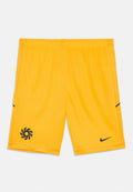 Hellgelbe Sportshorts mit schwarzem Nike-Swoosh und rundem Spiral-Logo nahe dem Saum, mit elastischem Bund und seitlichen Mesh-Einsätzen.