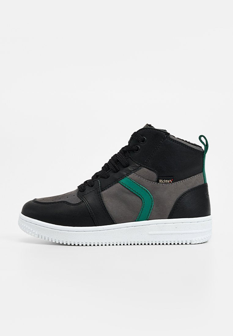 Schwarze und graue High-Top-Sneaker mit grünen Akzenten, strukturiertem Leder und synthetischem Material, weißer Gummisohle und auffälligen Nähdetails.