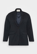 Marineblaues Nadelstreifenblazer mit einer einzelnen Knopfverschluss, Reverskragen und zwei Fronttaschen. Glatte Innenausstattung und lässige Passform.