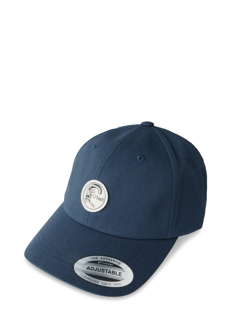 Marineblaue Baumwoll-Baseballkappe mit verstellbarem Riemen. Verfügt über einen runden Logo-Patch und silberne Akzente am Schirm.