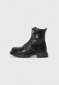 Schwarz geschnürte Knöchelstiefel aus strukturiertem Material, mit glänzendem Finish, goldenen Ösen und einer stabilen Gummisohle mit tiefem Profil.