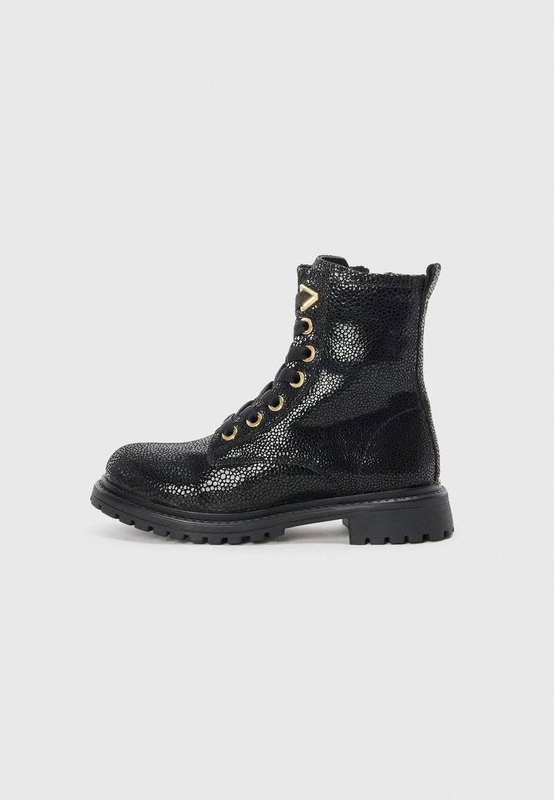 Schwarz geschnürte Knöchelstiefel aus strukturiertem Material, mit glänzendem Finish, goldenen Ösen und einer stabilen Gummisohle mit tiefem Profil.