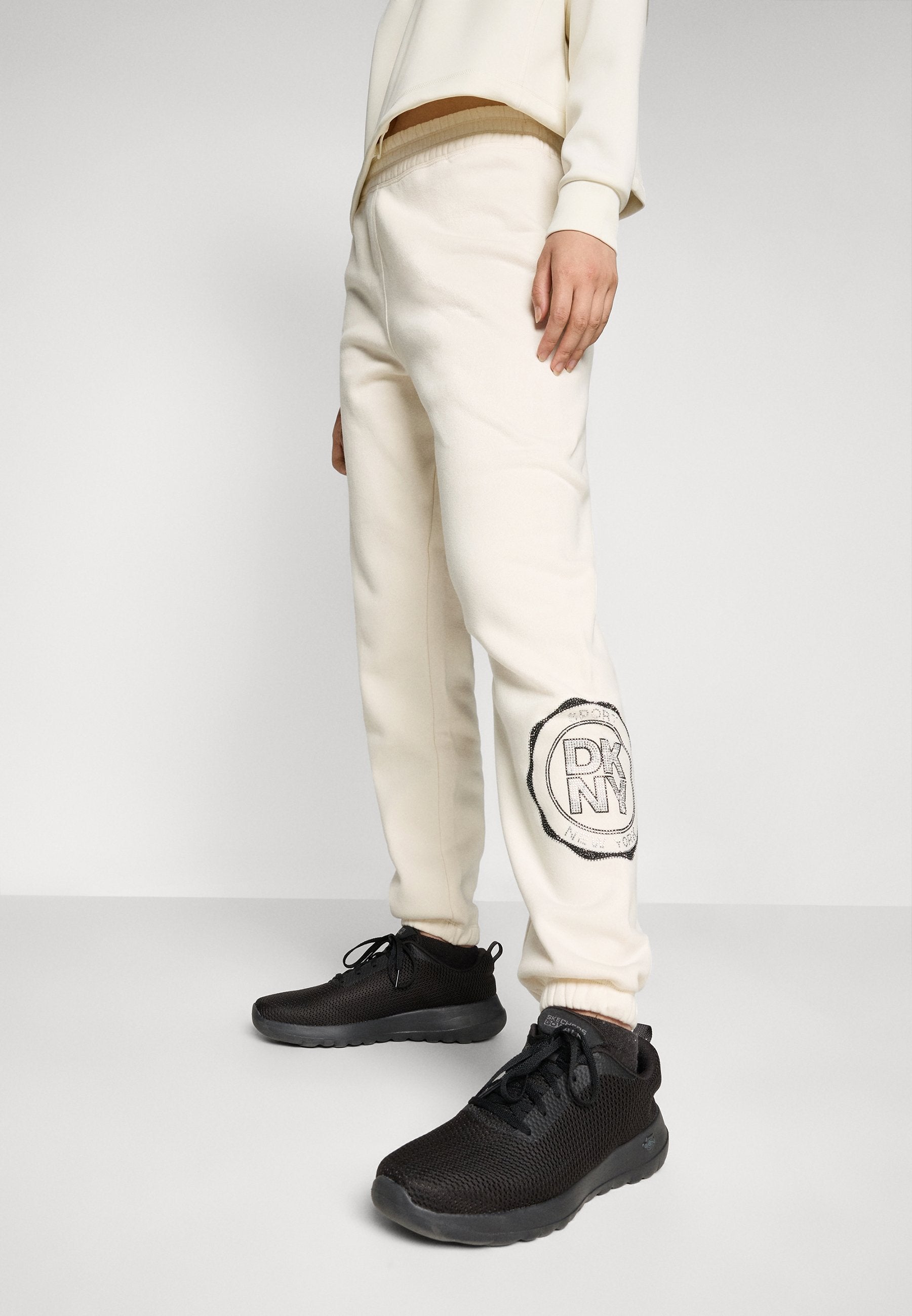 DKNY MEDALLION LOGO SMOCKED RELAXED SWEATPANT