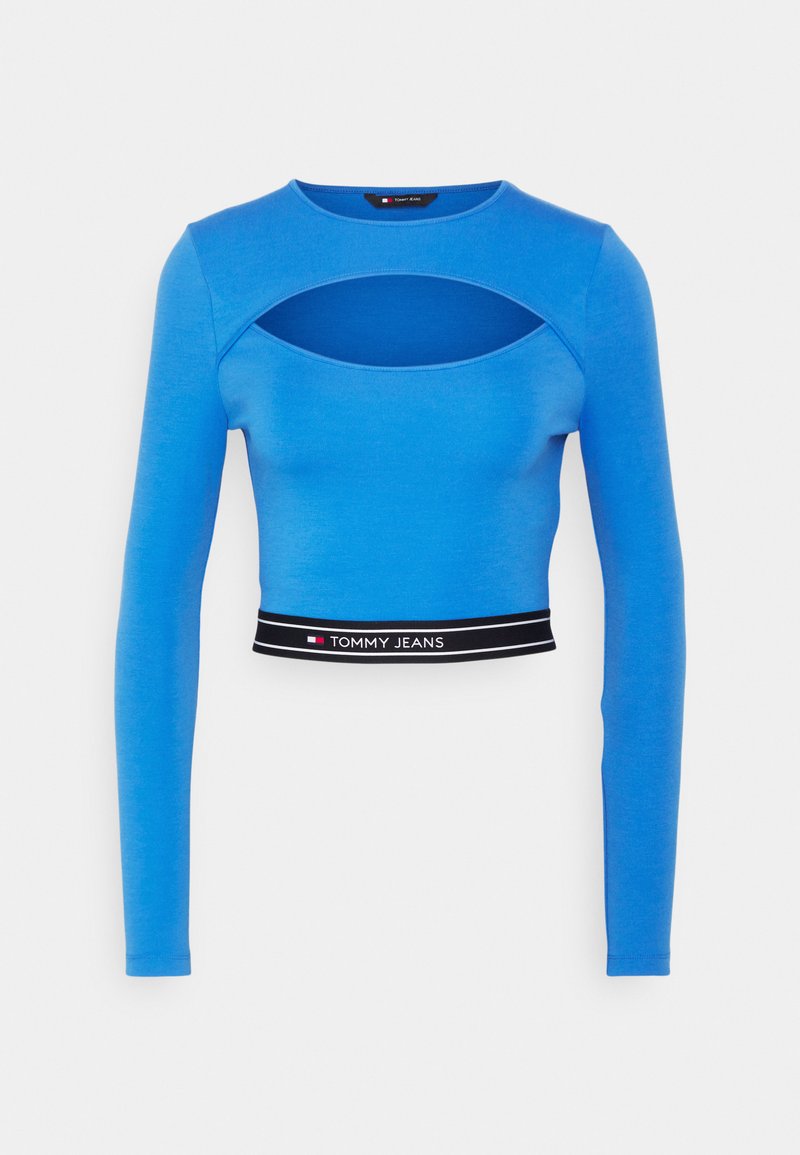 Langärmliges blaues Crop-Top aus weichem Stoff, mit einem Ausschnitt-Design am Kragen und einem schwarzen Band mit dem Text "TOMMY JEANS".
