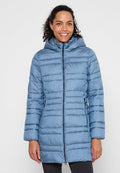 Hellblaue Steppjacke mit Kapuze, horizontaler Steppung, Reißverschluss vorne und Taschen sowie mittellangem Schnitt.