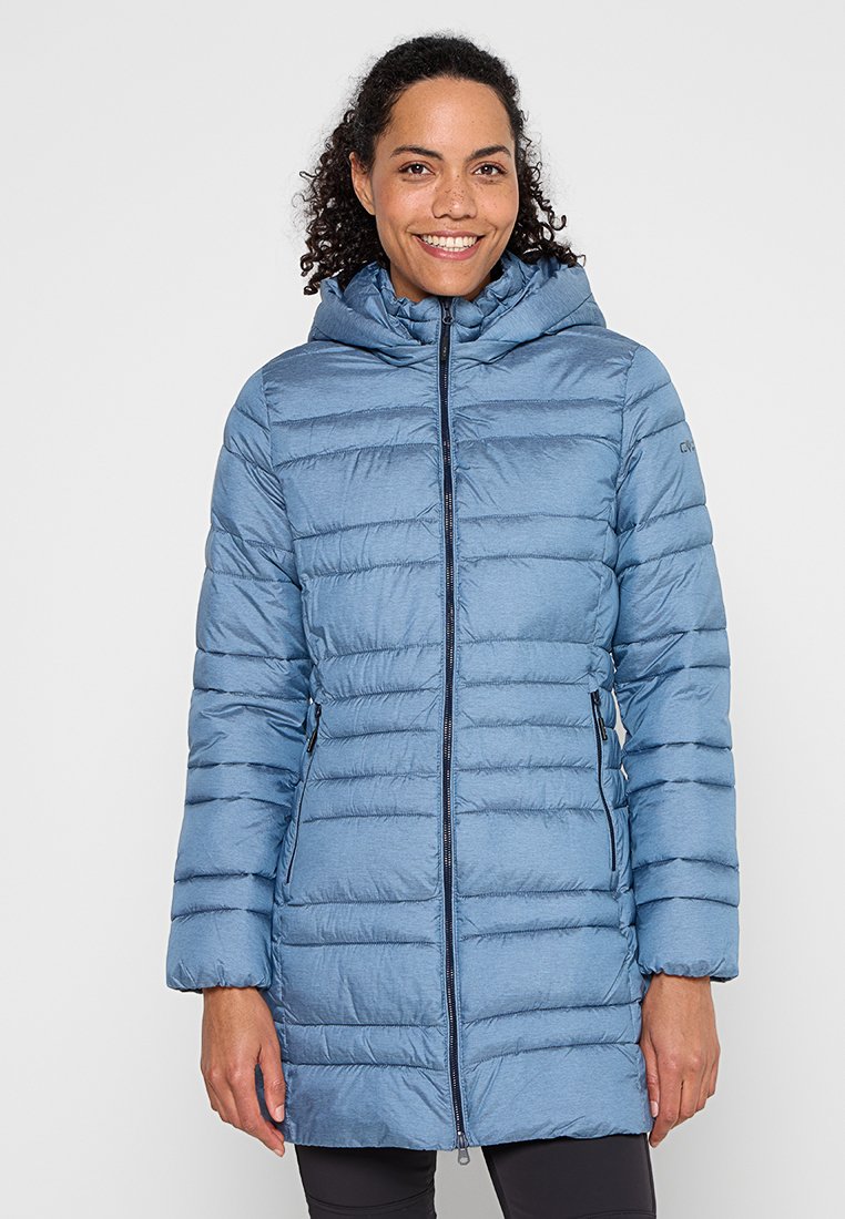 Hellblaue Steppjacke mit Kapuze, horizontaler Steppung, Reißverschluss vorne und Taschen sowie mittellangem Schnitt.