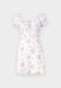 Weißes, floral bedrucktes Kleid mit kurzen Puffärmeln, das eine Schnürung an der Vorderseite und ein tailliertes Oberteil aufweist, verziert mit pinken und grünen Blumenmustern.