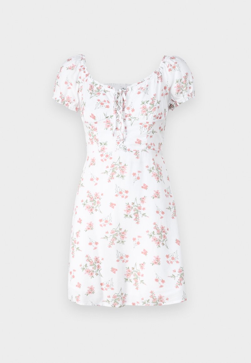 Weißes, floral bedrucktes Kleid mit kurzen Puffärmeln, das eine Schnürung an der Vorderseite und ein tailliertes Oberteil aufweist, verziert mit pinken und grünen Blumenmustern.