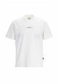 Weißes Baumwoll-T-Shirt mit Rundhalsausschnitt, kurzen Ärmeln und einem schwarzen horizontalen grafischen Text "CHASIN'" auf der Vorderseite. Einfaches Design, keine Muster.