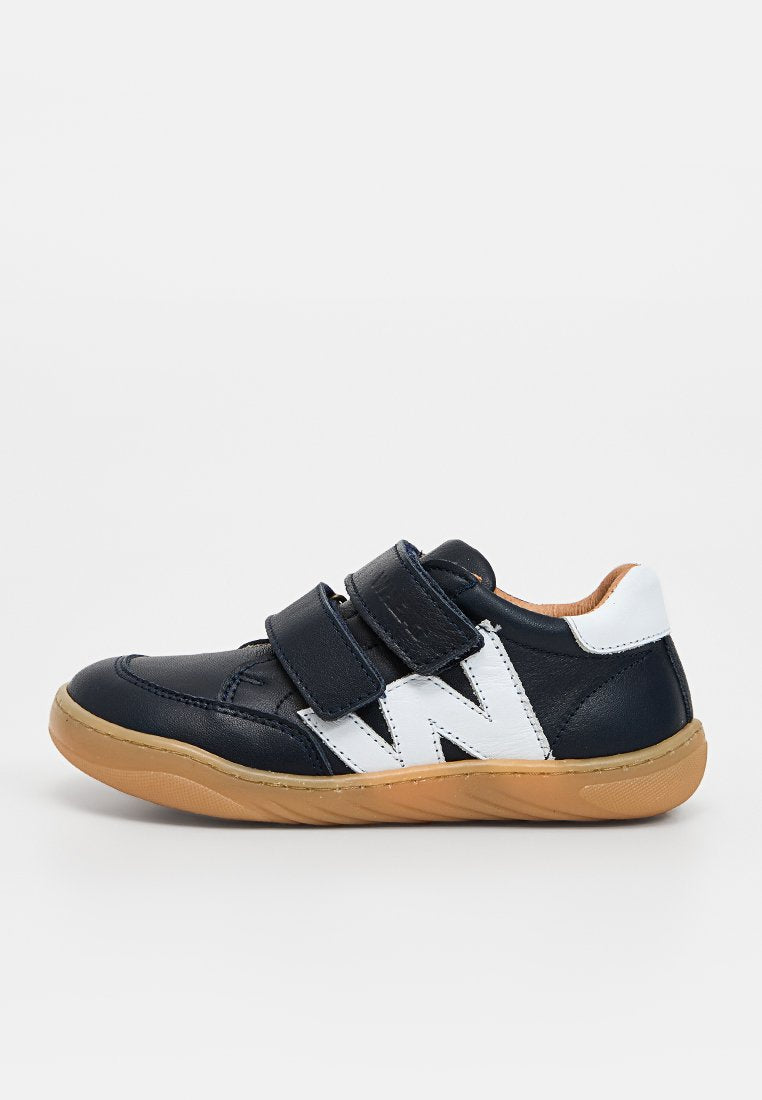 Marineblaue Ledersneaker mit weißen Akzenten, zwei Klettverschlüssen, Gummisohle und einer runden Zehenform. Mit einem sichtbaren Logo in Weiß.
