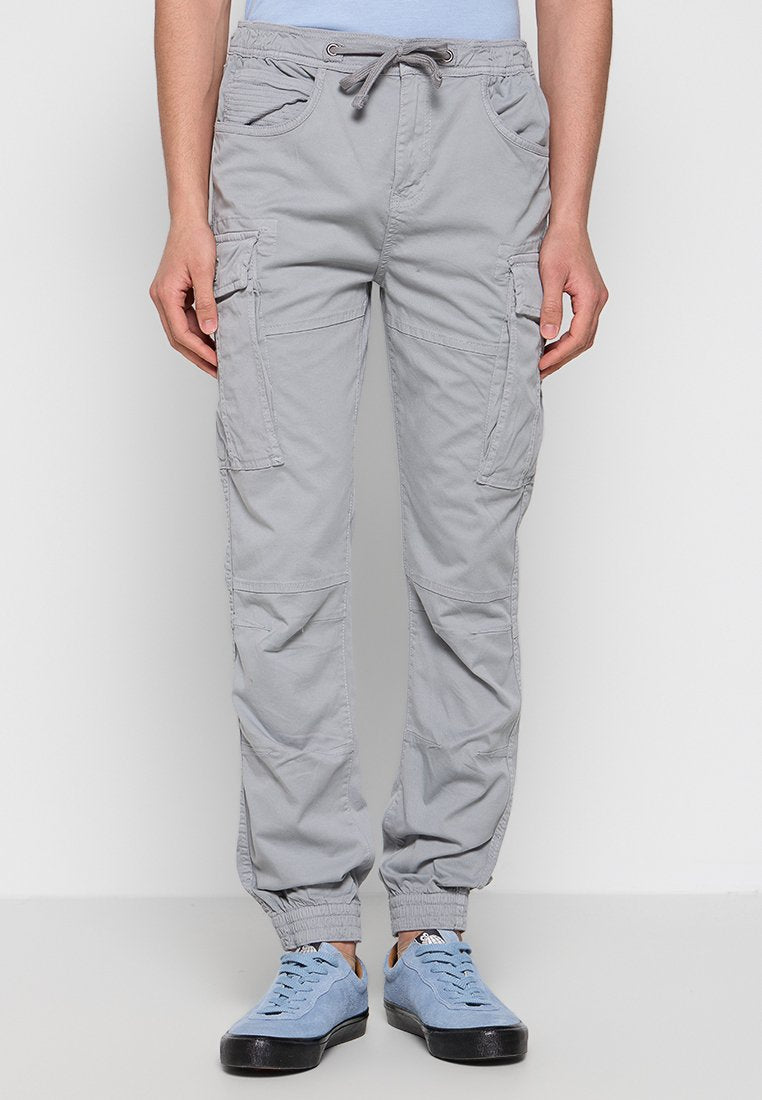 Graue Cargo-Hosen mit elastischem Bund, mehreren Seitentaschen und schmal zulaufenden Bündchen. Hergestellt aus leichtem Stoff mit glatter Textur.