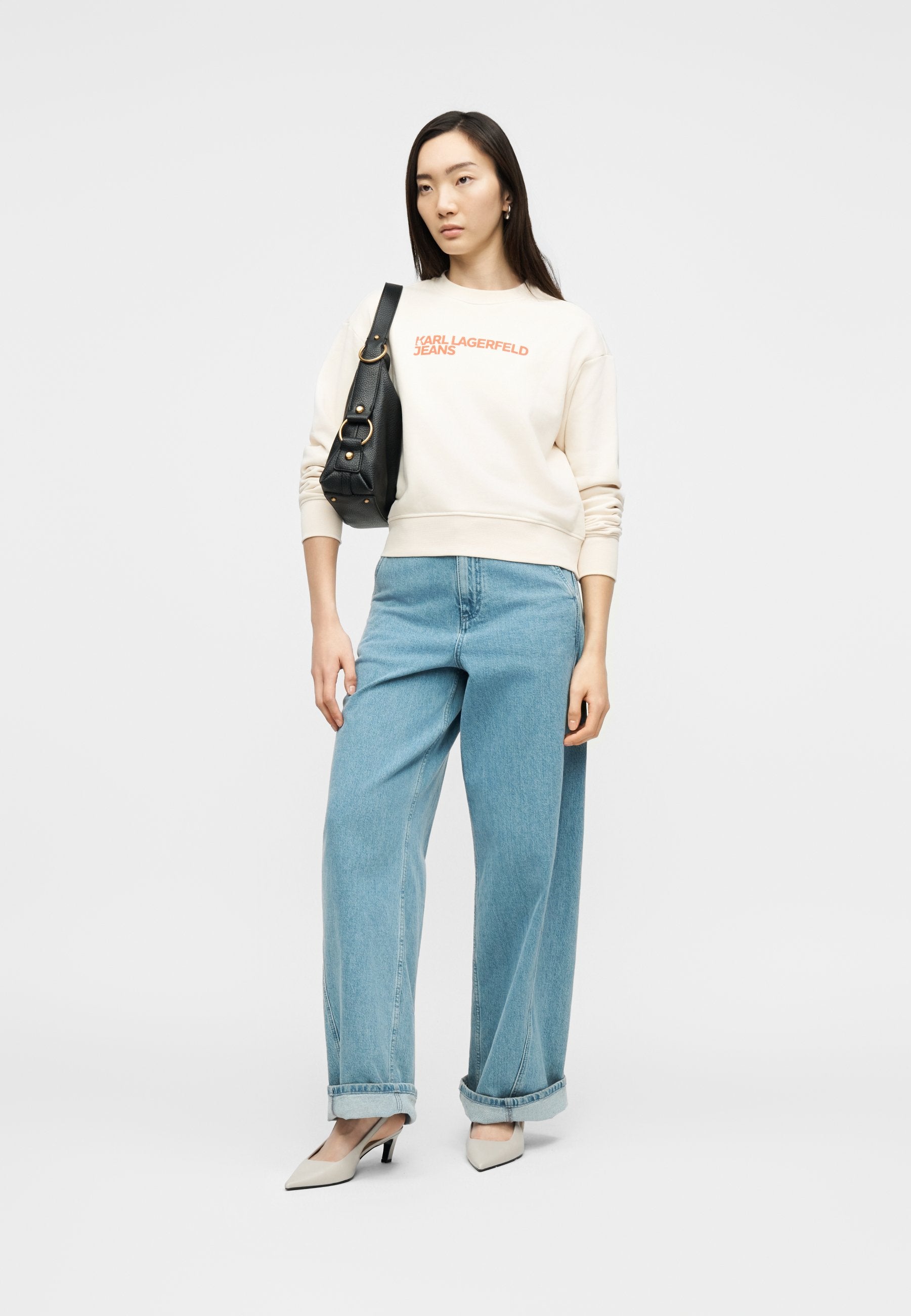 ESSENTIAL LOGO SWEAT Media 2