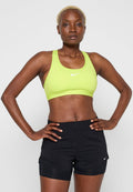 Grüner sportlicher Sport-BH mit rundem Ausschnitt und Logo, kombiniert mit schwarzen Shorts mit Seitentaschen und flexiblem Bund.