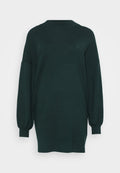 Dunkelgrüner, übergroßer Pullover mit hohem Kragen, überschnittenen Schultern und langen, leicht puffigen Ärmeln. Strukturierter Strickstoff.