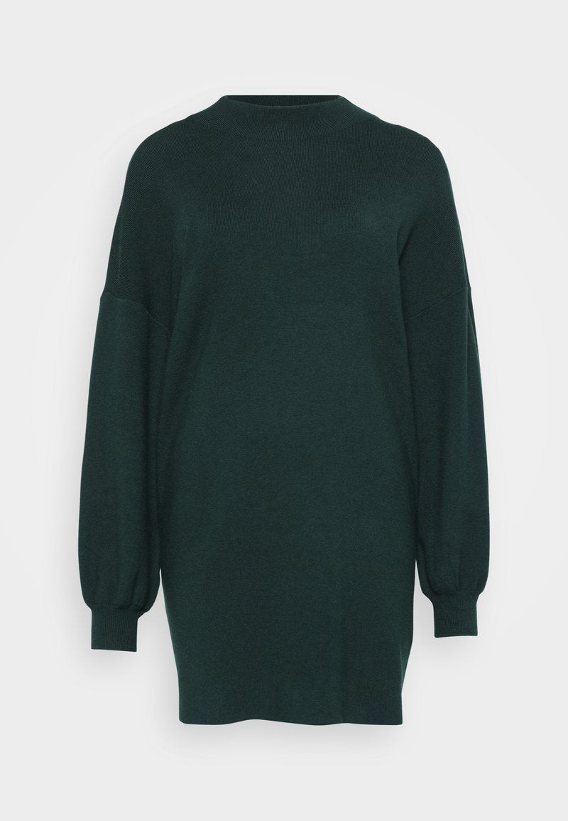 Dunkelgrüner, übergroßer Pullover mit hohem Kragen, überschnittenen Schultern und langen, leicht puffigen Ärmeln. Strukturierter Strickstoff.