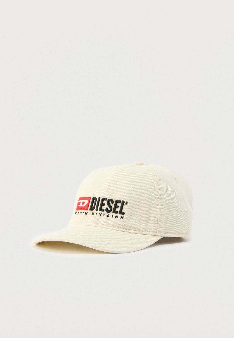 Beige Baseballcap mit gesticktem schwarzem "DIESEL"-Logo und rotem Akzent. Verfügt über ein strukturiertes Design und eine gebogene Krempe. Aus Baumwollmaterial gefertigt.
