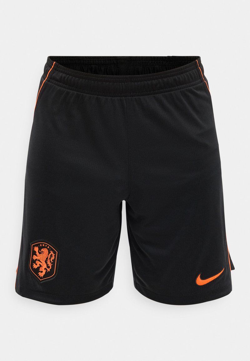 Schwarze Sportshorts mit orangefarbenem KNVB-Löwenwappen am linken Bein und orangefarbenem Nike-Swoosh am rechten Bein, mit elastischem Bund.