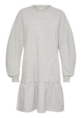 Graues Sweatkleid aus weichem Stoff, mit langen Ärmeln, runder Ausschnitt und einem Volantsaum. Taschen an den Seiten.