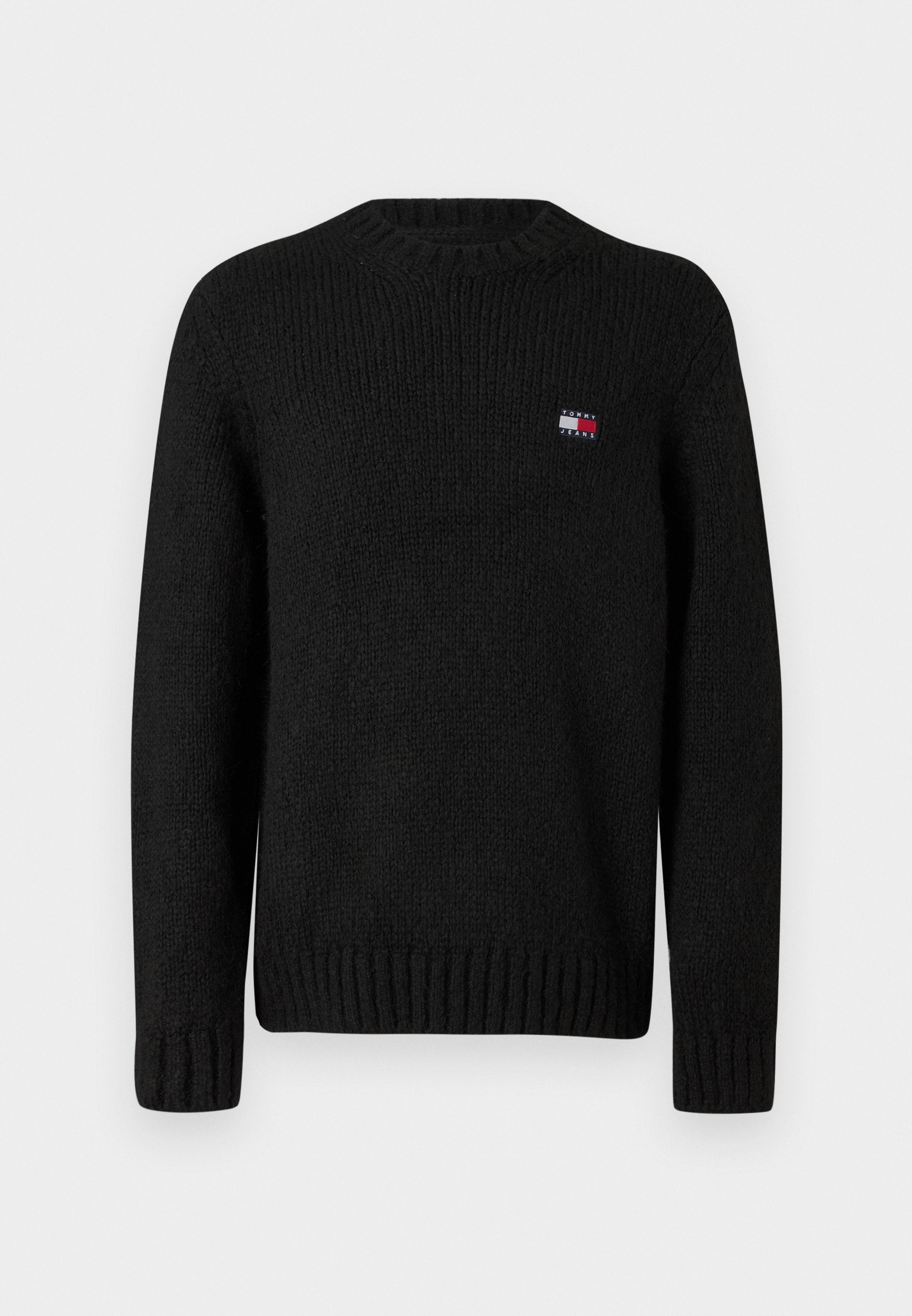 Schwarzer Strickpullover mit Rundhalsausschnitt, gerippten Bündchen und Saum, mit einem kleinen mehrfarbigen Logo auf der Brust. Hergestellt aus strukturiertem Stoff.