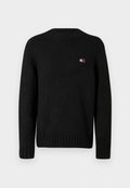 Schwarzer Strickpullover mit Rundhalsausschnitt, gerippten Bündchen und Saum, mit einem kleinen mehrfarbigen Logo auf der Brust. Hergestellt aus strukturiertem Stoff.