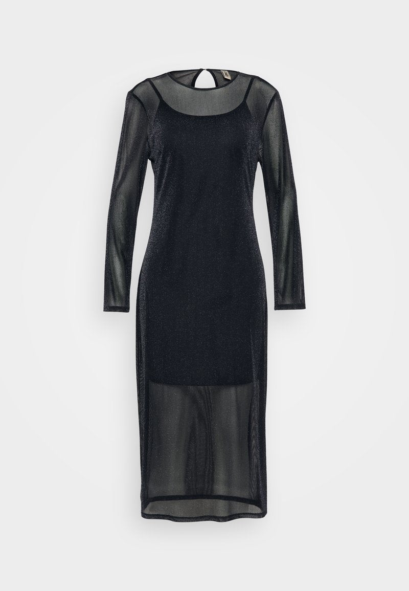 Schwarzes Kleid mit langen, transparenten Ärmeln, einem Rundhalsausschnitt und einem Schlitz im Rücken. Hergestellt aus einem glitzernden, leichten Material und mit knielangem Design.