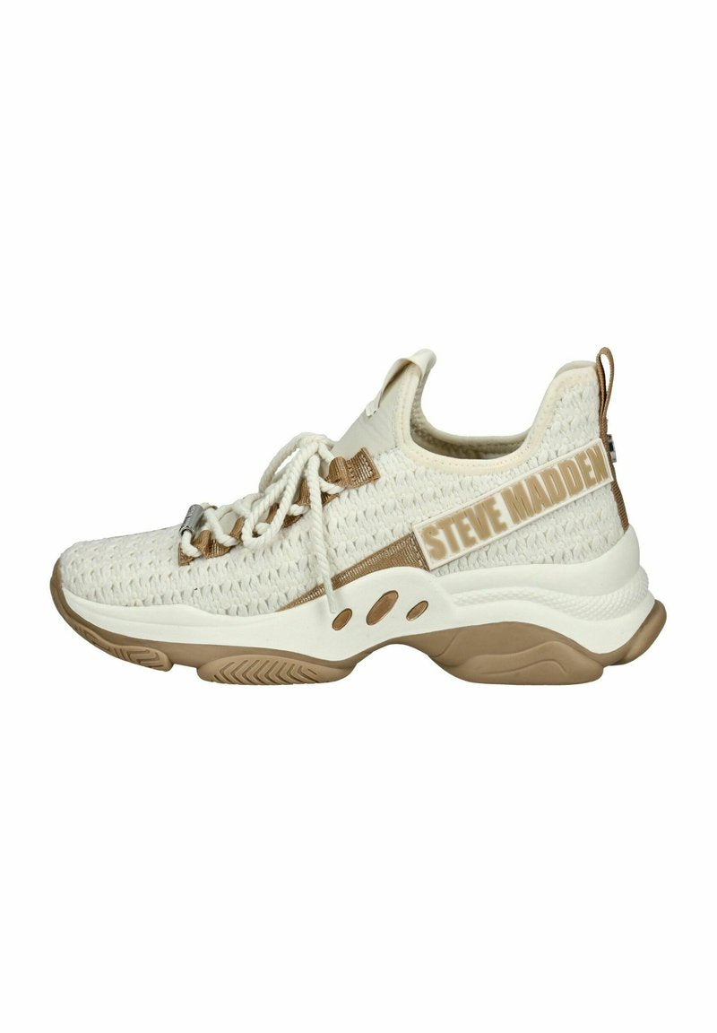 Weißes und beige Sport Schuh mit gewobenem Obermaterial, runder Zehenpartie, strukturiertem Sohlen und "STEVE MADDEN"-Logo an der Seite. Verfügt über ein Schnürdesign.