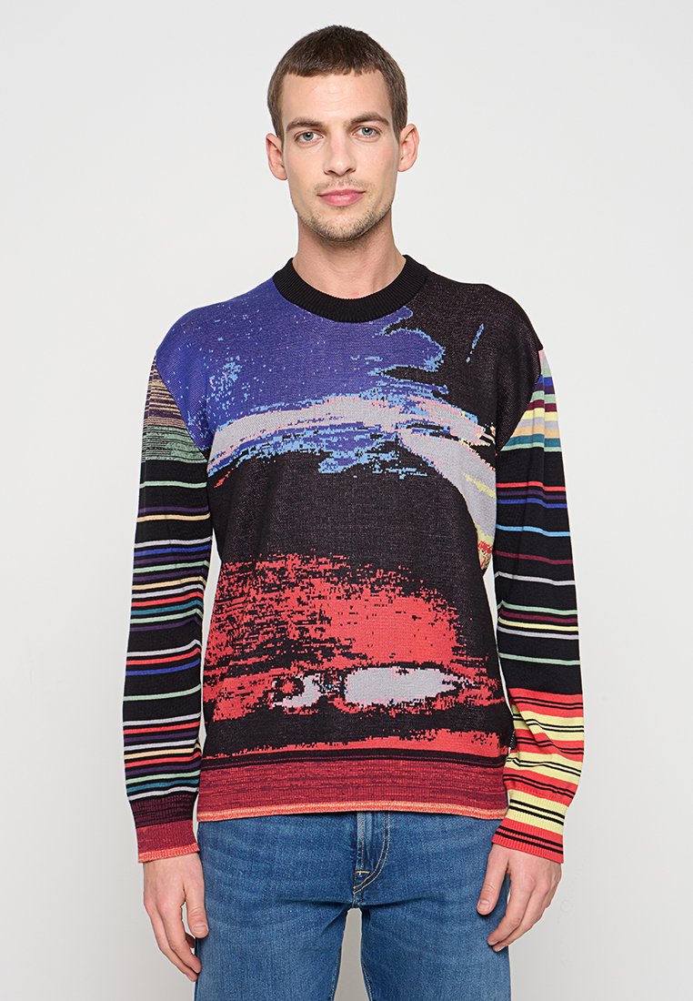 Buntes Pullover mit einer Mischung aus abstrakten Mustern; kurze Ärmel, Rundhalsausschnitt, hauptsächlich in Marineblau, Rot und Schwarz mit gestreiften Akzenten.