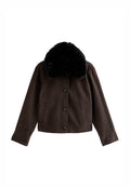 Braune karo Jacke mit schwarzem Kunstpelzkragen, mit Knopfverschluss und zwei Fronttaschen, entworfen mit einer kurzen Silhouette.