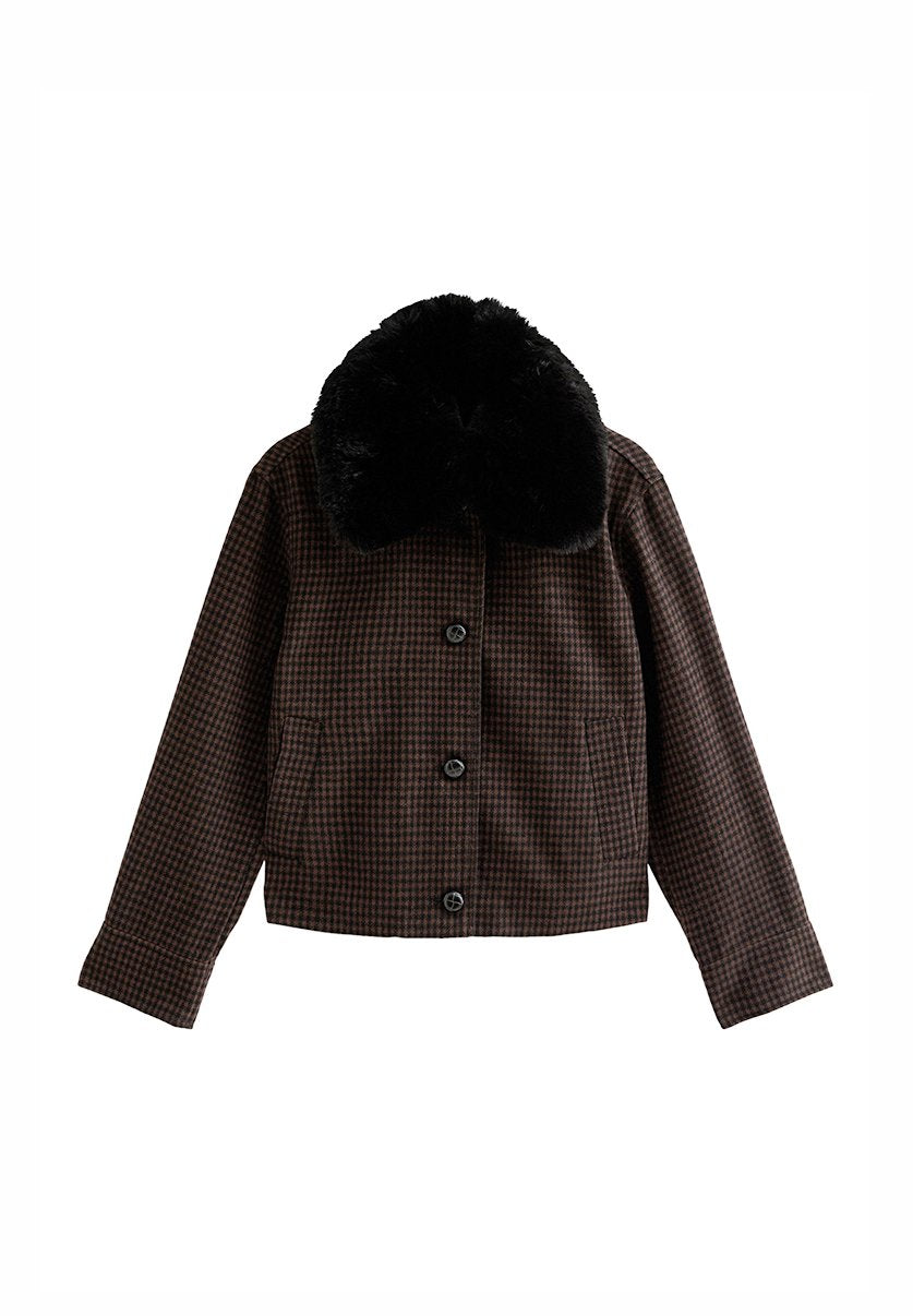 Braune karo Jacke mit schwarzem Kunstpelzkragen, mit Knopfverschluss und zwei Fronttaschen, entworfen mit einer kurzen Silhouette.