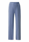 Himmelblaue, plissierte, weit geschnittene Hose mit einem elastischen Bund. Glatte Textur mit vertikalen Streifen, die die Länge des Stoffes entlanglaufen.