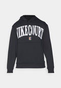 Schwarze Kapuzenjacke mit der Aufschrift "NIKECOURT" in weißen Buchstaben über der Brust, sowie einem kleinen, mehrfarbigen Logo-Patch auf der Vorderseite. Material aus Baumwollmischung.