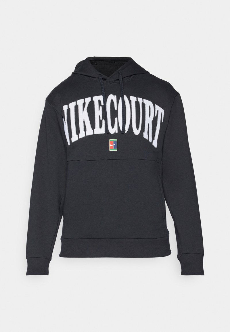 Schwarze Kapuzenjacke mit der Aufschrift "NIKECOURT" in weißen Buchstaben über der Brust, sowie einem kleinen, mehrfarbigen Logo-Patch auf der Vorderseite. Material aus Baumwollmischung.