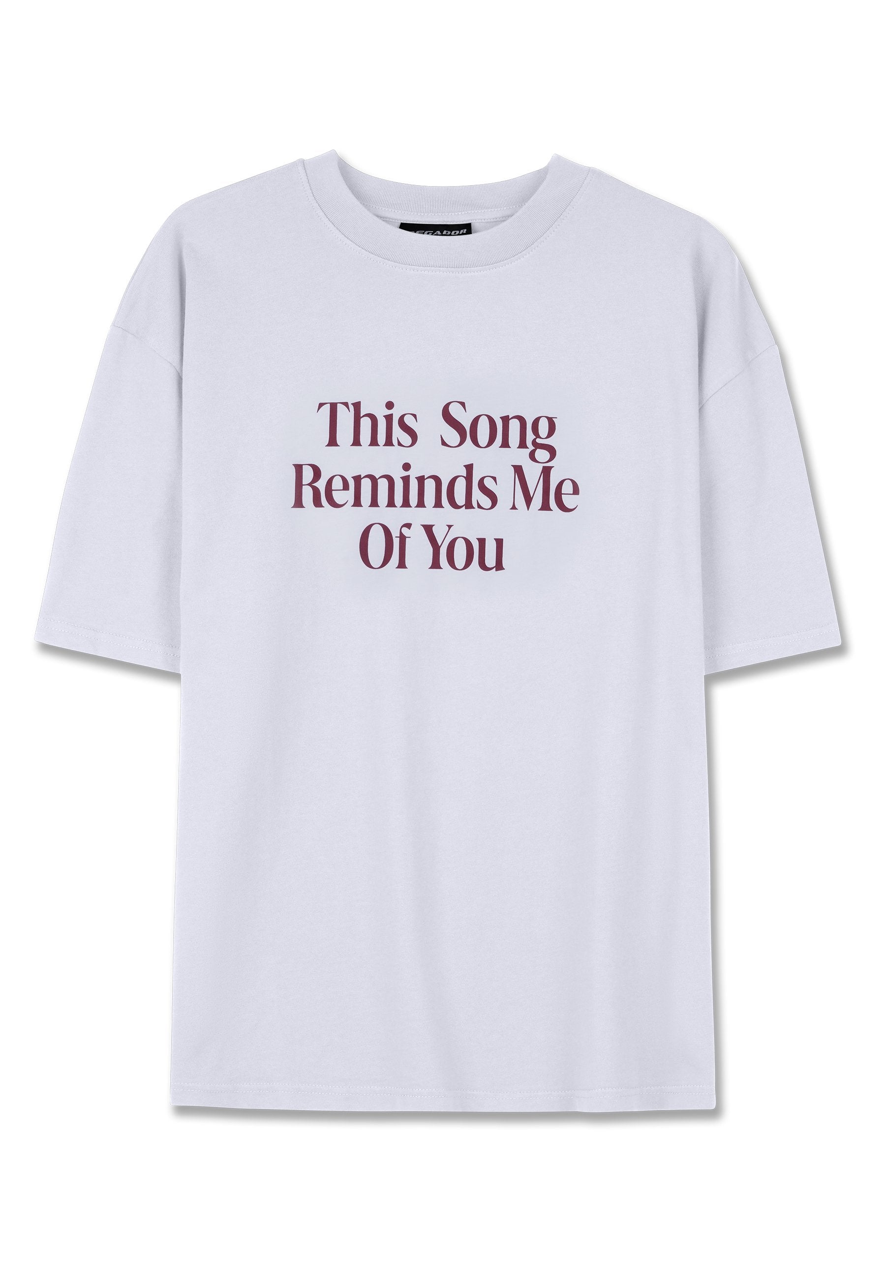 Kurze Ärmel, weißes Baumwoll-T-Shirt mit burgunderfarbenem Text: "Dieses Lied erinnert mich an dich" in einer fett gedruckten Serifenschrift.