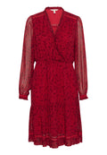 Rotes Blumenkleid aus leichtem Stoff. Mit langen durchsichtigen Ärmeln, einem V-Ausschnitt, einer taillierten Taille und einem mehrlagigen Rüschensaum.
