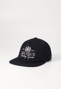 Marineblaue Mütze aus Baumwolle mit strukturiertem Design. Verfügt über gestickten Text "LES DEUX Sporting Goods" und ein Logo auf der Vorderseite.