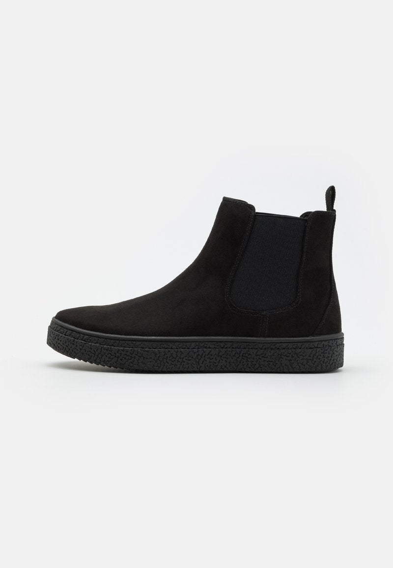 Schwarze Wildleder Chelsea-Stiefel mit elastischen Seiteneinsätzen und einer strukturierten schwarzen Gummisohle. Verfügt über eine Zuglasche für einfaches Anziehen.