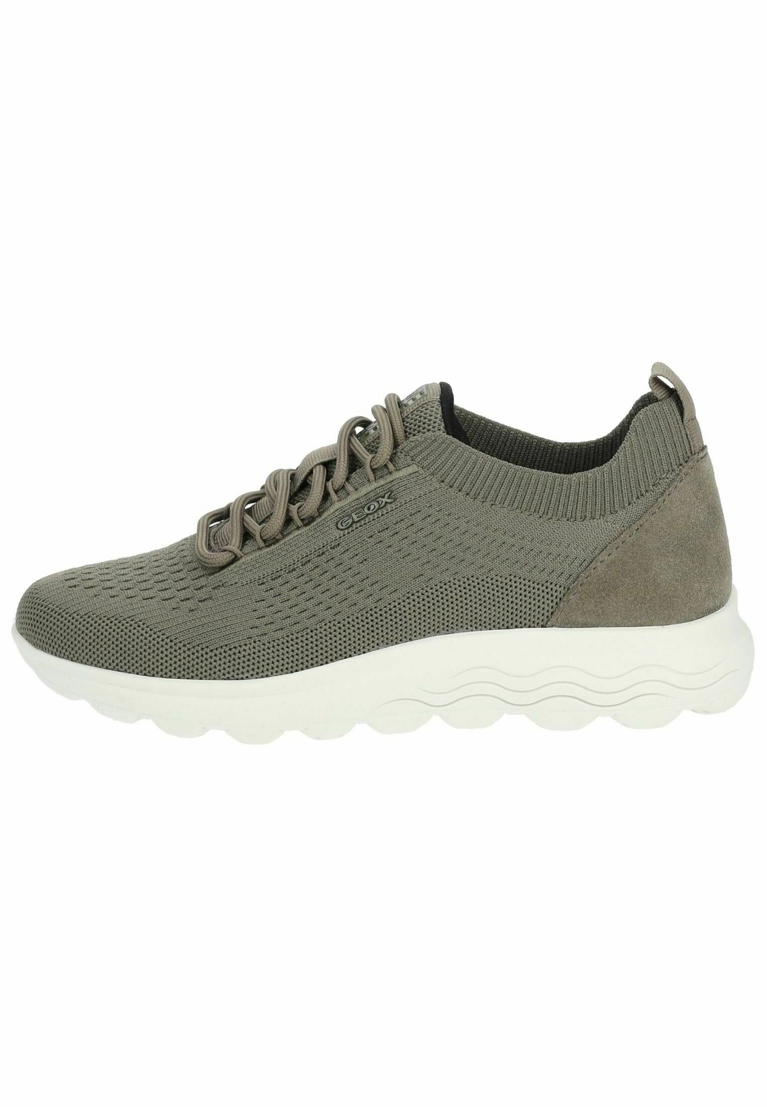 Leichte Sneaker aus olivgrünem Strickmaterial mit einer gepolsterten weißen Sohle, die über strukturierte Einsätze und dekorative Schnürsenkel verfügt.
