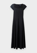 Schwarzes ärmelloses Kleid mit tailliertem Oberteil, ausgestelltem Rock und quadratischem Ausschnitt. Der Stoff wirkt glatt und hat einen Reißverschluss auf der Rückseite.