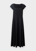 Schwarzes ärmelloses Kleid mit tailliertem Oberteil, ausgestelltem Rock und quadratischem Ausschnitt. Der Stoff wirkt glatt und hat einen Reißverschluss auf der Rückseite.