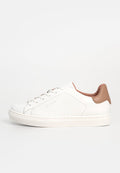 Weiße Leder-Sneaker mit niedrigem Schnitt, beigem Fersenbereich, weißen Schnürsenkeln, Gummisohle und eingeprägtem "AIGNER" an der Seite.