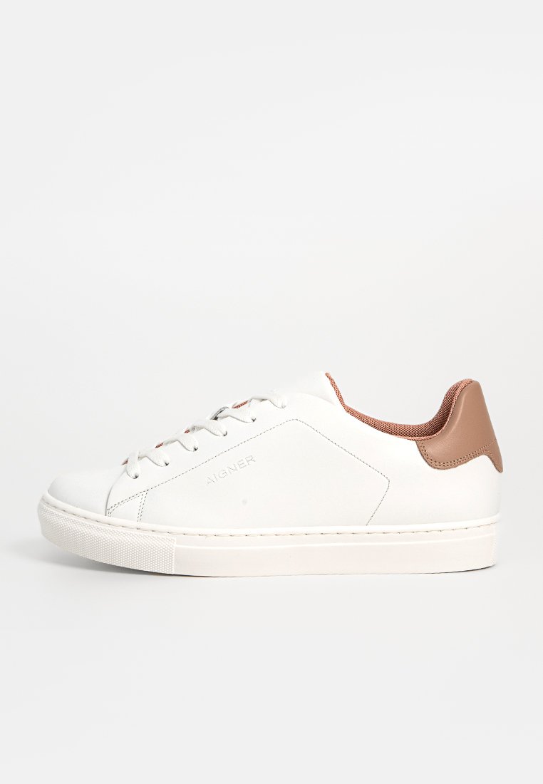 Weiße Leder-Sneaker mit niedrigem Schnitt, beigem Fersenbereich, weißen Schnürsenkeln, Gummisohle und eingeprägtem "AIGNER" an der Seite.