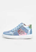 Kinderschuh mit hohem Schaft, Pastellblauen und rosa Paneelen, silbernem Glitzerstern, hellblauen Schnürsenkeln, grüner Fersenschlaufe und weißer Sohle.