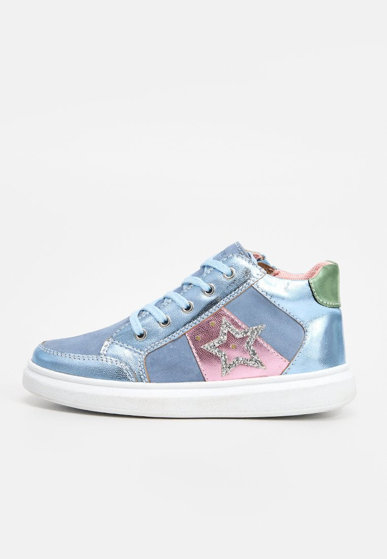 Kinderschuh mit hohem Schaft, Pastellblauen und rosa Paneelen, silbernem Glitzerstern, hellblauen Schnürsenkeln, grüner Fersenschlaufe und weißer Sohle.