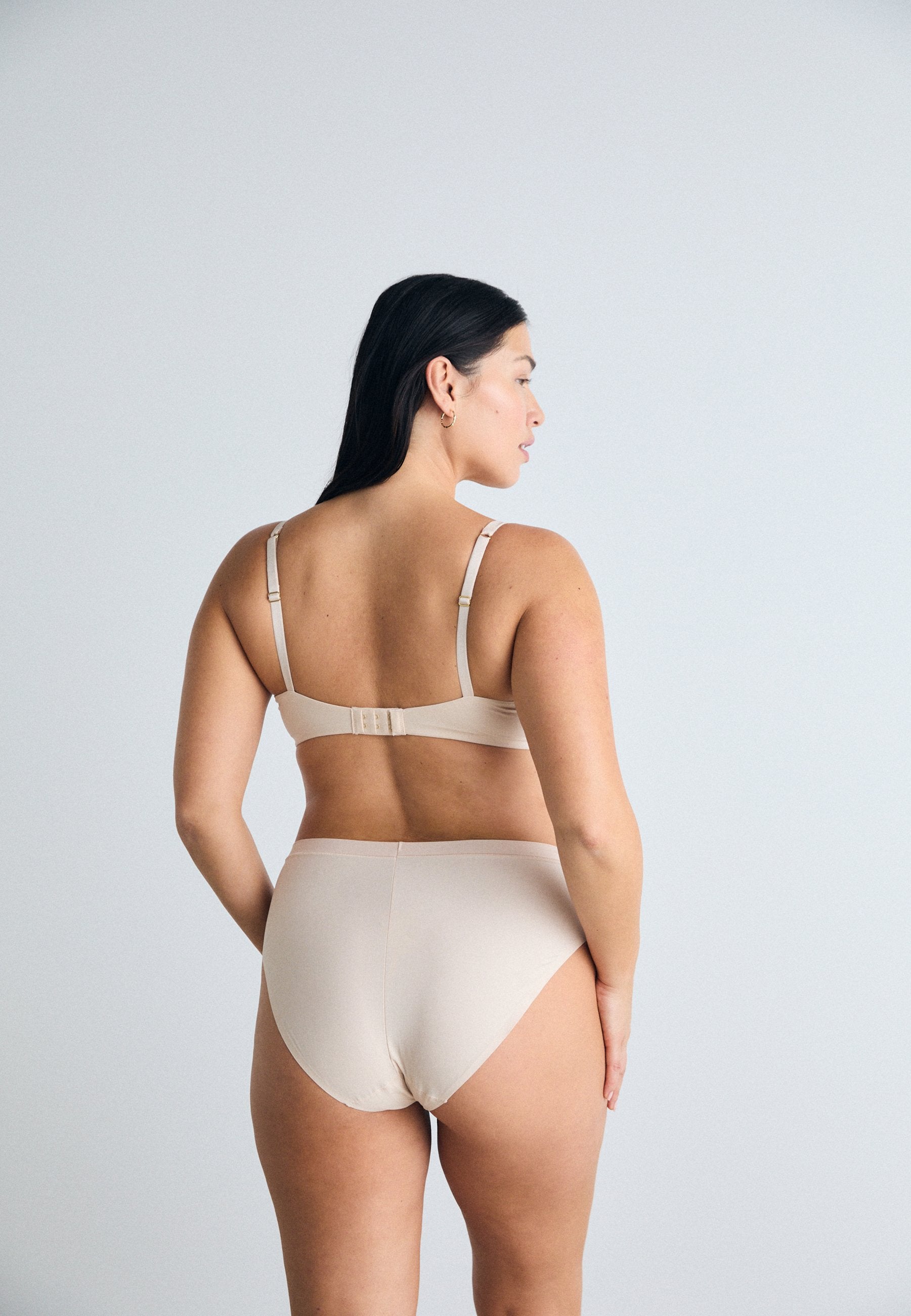 Triumph BODY MAKE UP ESSENTIAL WHP
