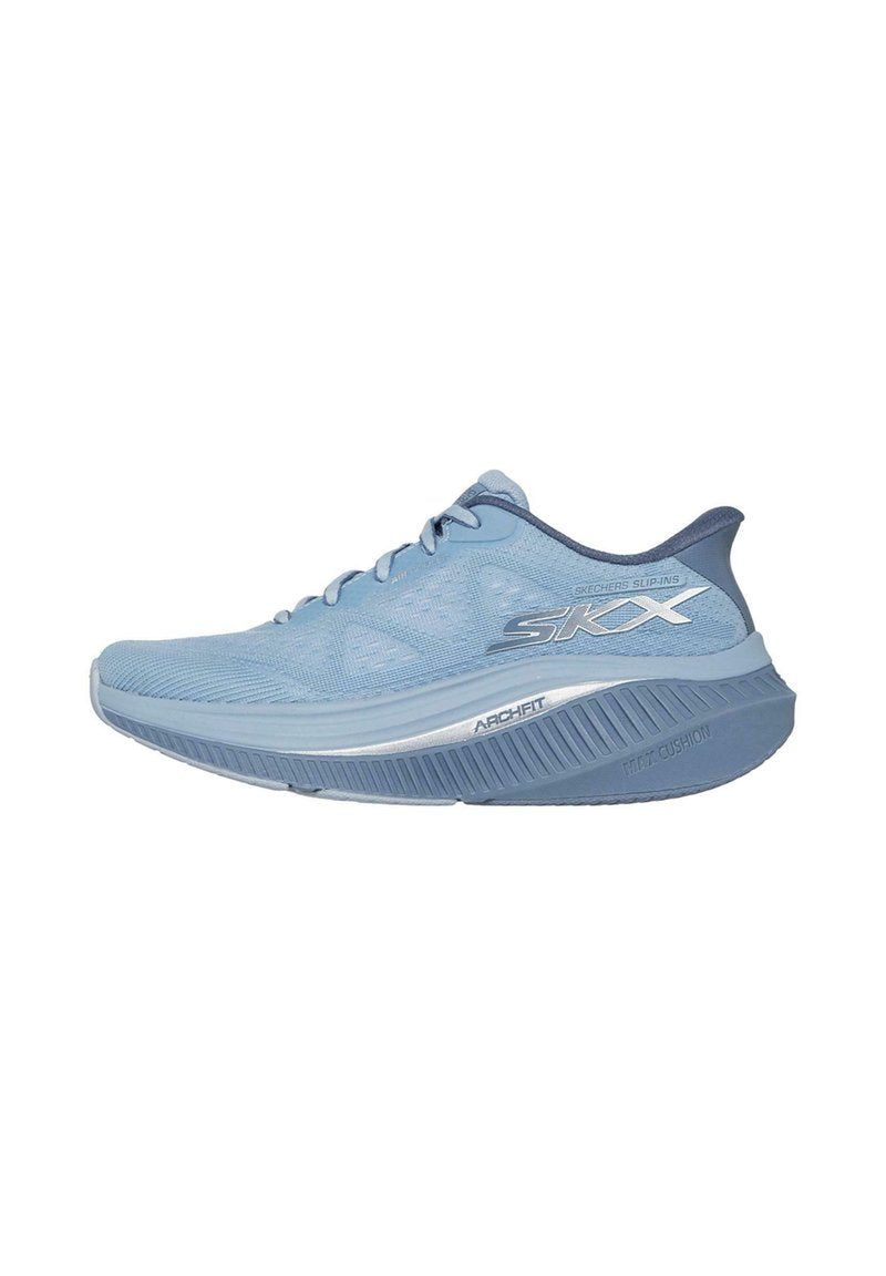 Hellblaues Sportschuh-Modell mit Mesh-Obermaterial, abgerundeter Zehenpartie und strukturiertem Profil. Verfügt über silberne Akzente und eine verstärkte Ferse für zusätzliche Unterstützung.