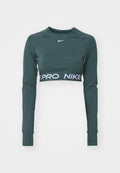 Dunkelgrünes langärmliges Cropped-Top aus glattem Stoff. Mit einem Logo und einem kontrastierenden weißen Band mit dem Text "PRO NIKE" am Saum.