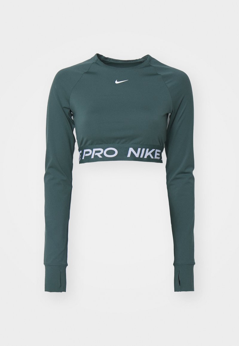 Dunkelgrünes langärmliges Cropped-Top aus glattem Stoff. Mit einem Logo und einem kontrastierenden weißen Band mit dem Text "PRO NIKE" am Saum.