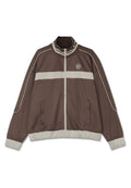 Braune Zip-Jacke mit hohem Kragen, weißem Horizontalstreifen, zwei seitlichen Taschen, gerippten Bündchen und einem Logodetail auf der Brust.