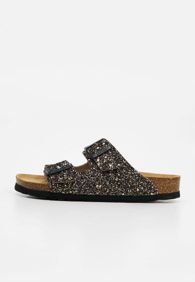 Schwarze Glitzersandale mit zwei verstellbaren Riemen und Korkfußbett auf weißem Hintergrund.